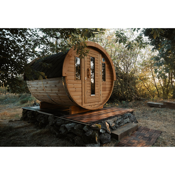 Viking Industrier Sauna barrel 1.9 x 3m lifestyle outside arrangement with body from thermowood and no terrace