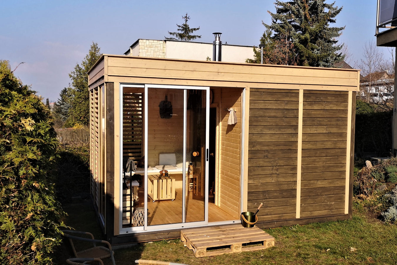 Cube sauna outdoor setting